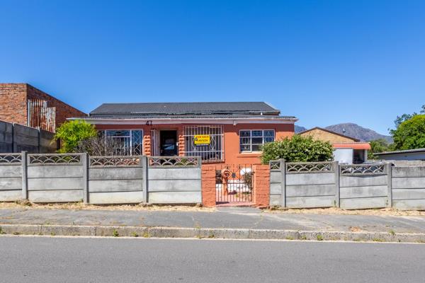 This 2 bedroom house is in the popular area of Rabiesdale in Paarl East. This house has ...