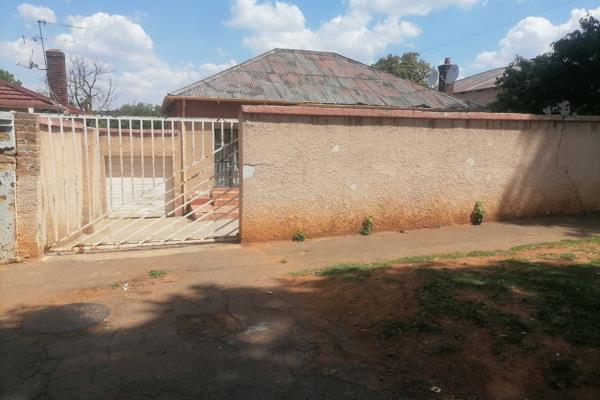 4 bedroom house + 3 outside cottages

r17,000 extra income potential!

Location: Prime area, East Gate, next to Darras ...