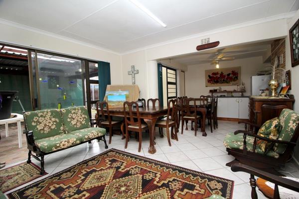 This ideal family or holiday home is situated in Hartenbos, close to all amenities ...