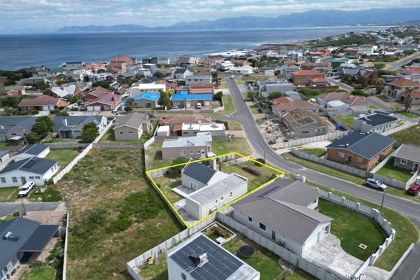 Sole mandate. This House - within Perlemoenbaai Gansbaai - is situated within about 500 ...