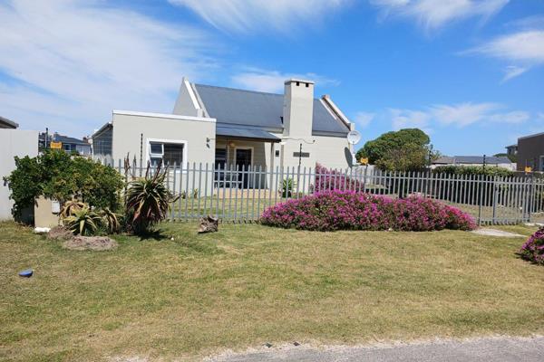 Sole mandate. This House - within Perlemoenbaai Gansbaai - is situated within about 500 ...