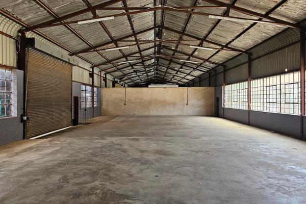 This impressive 900sqm industrial property in Alrode South features a spacious warehouse ...