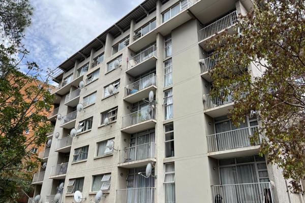 Lovely third floor bachelor apartment to rent in Arcadia, Pretoria.  On the corner of Edmund Street and only two blocks from the Union ...