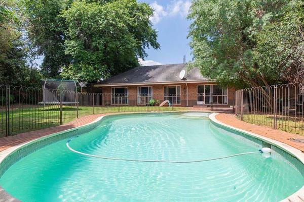 Step into timeless charm with this enchanting four-bedroom, three-bathroom vintage-style home in the sought-after Glen Marais ...