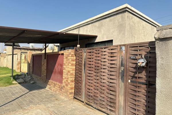 Charming 2-Bedroom Home with Income-Generating Potential in Tembisa&#39;s Ivory Park!


Discover the perfect blend of convenience ...