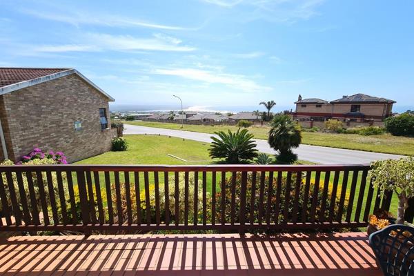 Easy living in this 3 bedroomed home with stunning views over Kabeljous. Open-plan lounge, dining area and kitchen, with separate ...