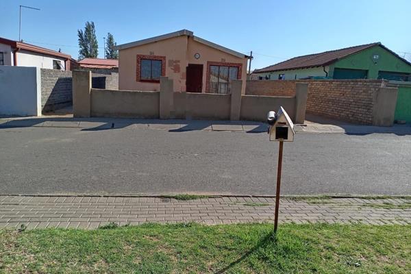 Spacious House For Sale in Paynville Springs 
House consist of Kitchen, Sitting Room, Bathroom and Two Bedrooms.
Close to schools and ...