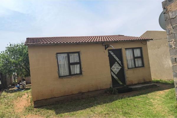 This home situated in Kwamathukuza awaits your creative touch. With a little TLC you can transform this diamond in the rough into your ...