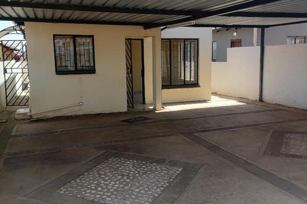 2 bedroom house to let in Soshanguve vv

R4300 rent
R4300 deposit
R1500 admin

The property consist of the following
2 bedroom
1 ...