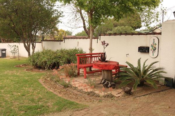 Charming Family Home in Parkdene
Welcome to this delightful, free-standing home in the desirable neighborhood of Parkdene, Boksburg. ...