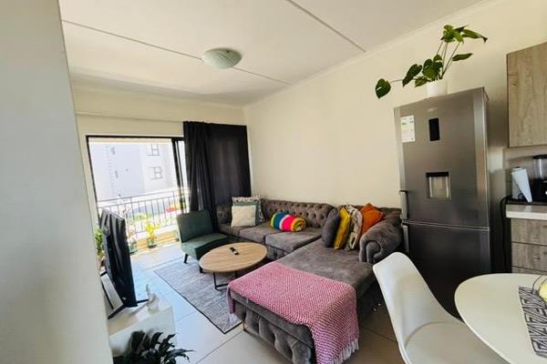 1 Large Bedroom
1 Modern Bath room
1 Large open plan  Kitchen, Lounge, Dining Room and balcony - all modern finishes.
Prepaid ...