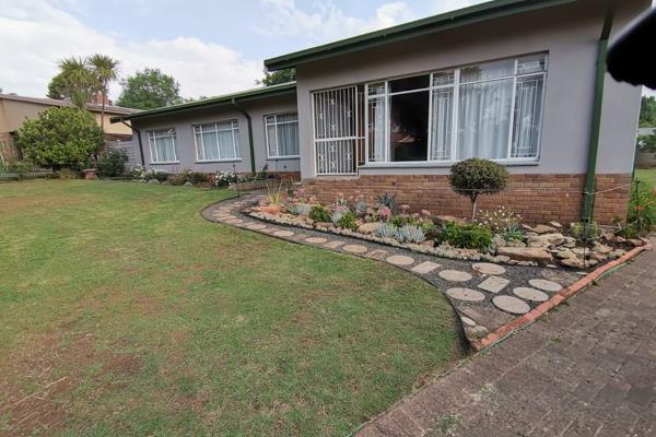 Spacious rooms with built in cupboards . Kitchen , separate scullery and laundry. Pre-paid electricity. Remote gate and security gates. ...