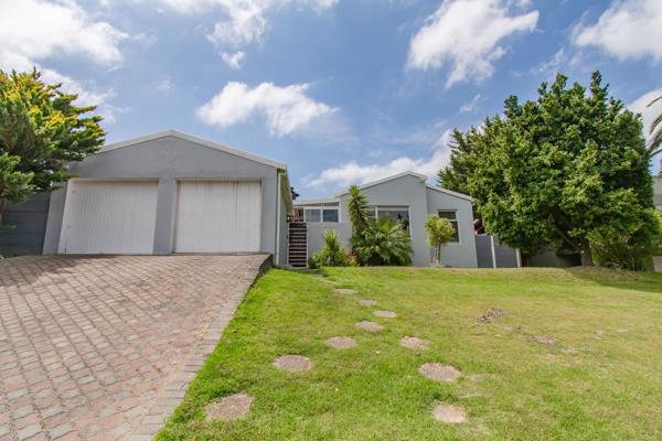 This lovely home is located on Kanonberg street in De Bron. It is within the feeder area for Kenridge School, and is ideal for a young ...