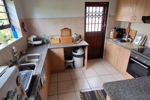 Available 2 January 2025
Facebrick Townhouse
2 Bedrooms with built in cupboards - laminated flooring
1 On suite - Shower / Toilet / ...