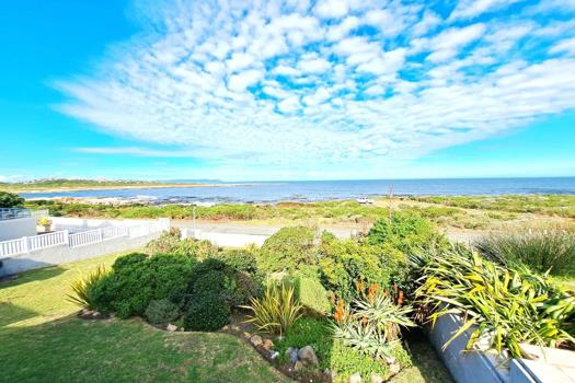 4 Bedroom House for sale in Sandbaai