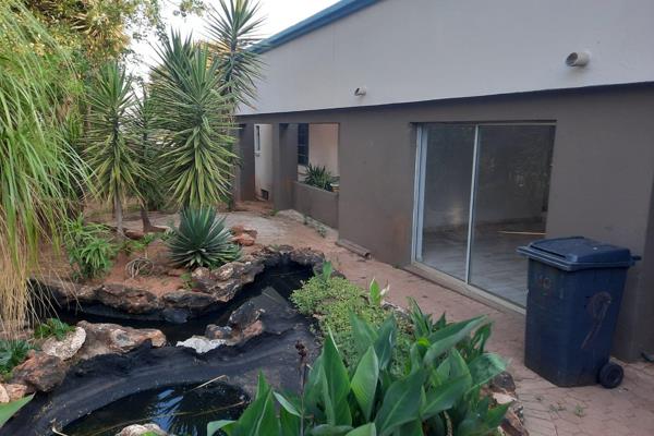 Neat 3 Bedroom house with 2x Bachelor flats - Kenmare - R15 500pm - Available 1 Dec
3 Well sized bedrooms with BIC
2 Rooms with ...