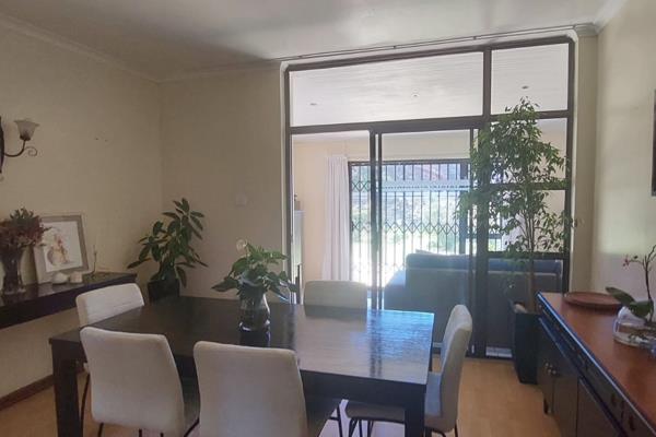 This beautiful duplex in Greenacres Village is available as from 2024.12.01 
The unit consists:
Lower level - Entrance voyeur, Study ...