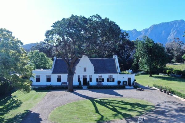 Property Overview: Discover a unique opportunity to own a historic table grape farm set against the stunning backdrop of the Cape ...