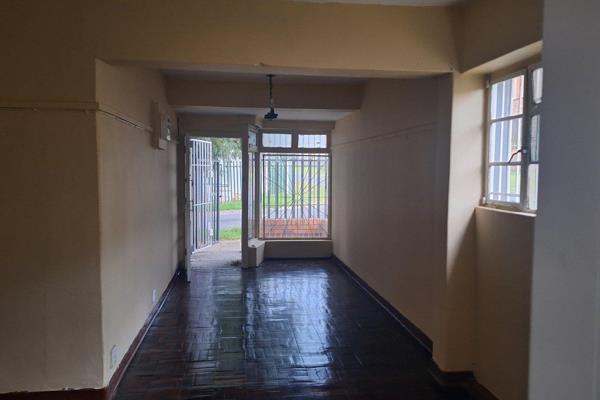 Spacious Bachelor apartment- Krugersdorp Central - R3200pm -available NOW!
offer spacious open plan living room/ bedroom
Separate ...