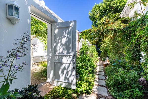 Fully-Furnished Townhouse in Central Green Point with easy access to Green Point&#39;s attractions and shops. Ideal for digital nomads ...