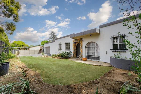 Newly renovated home offers open plan living experience and a fantastic entertainment area with a built-in interior braai. 
To the ...