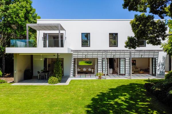 This contemporary north-facing home is positioned at the end of a quiet Upper Constantia cul-de-sac with a dedicated manned security ...