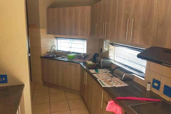 Available immediately

Now available in Waterkloof Glen La Mancha Security Complex this very spacious three bedroom Town House.
This is ...