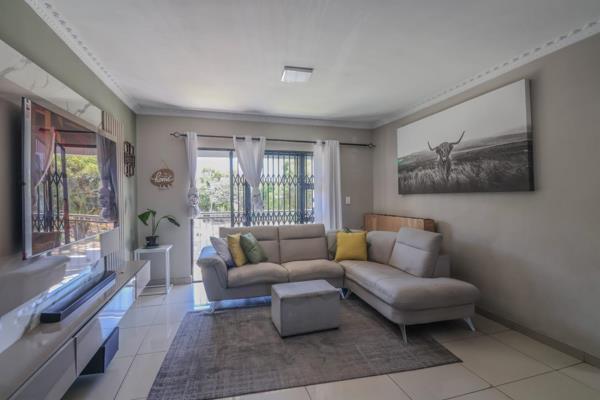 For Sale: 2-Bedroom Apartment in Montclair, Durban

Features:
Fully fitted kitchen with granite countertops
Porcelain tiles ...