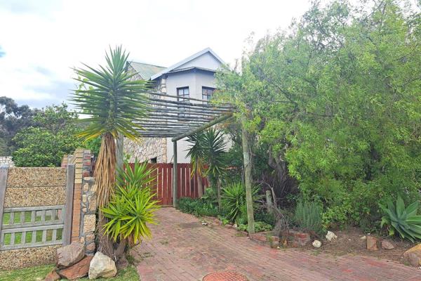 This beautifully maintained property in the newly developed part of Bredasdorp is sure to captivate you with its charming ambiance. The ...