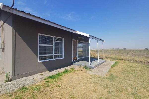 This unit offers two bedrooms and one bathroom with a shower.
The unit also offers parking for two cars in front of the flat.
Prepaid ...