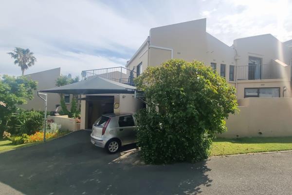 This 3 Bedroom duplex house with 3 bedrooms of which one is Ensuite is in Heldervue. Very nice Townhouse with stunning ...