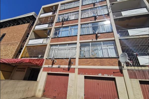 Saunders Mansion: Large 2 bedroom apartment in Yeoville with a spacious lounge and main ...