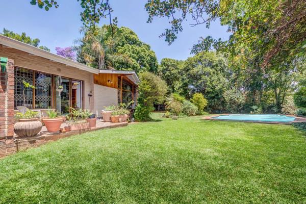 6 Bedroom,4 Bathroom, 5 garage, home in Northcliff.

The main dwelling has 4 bedrooms and there are 2, one bedroom flatlets.

This may ...