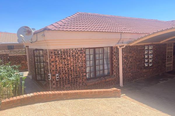 House to rent in Mankweng Unit C with the following features:
3 Bedrooms
2 bathrooms (1 in -suite) 
Washing area
Study room
Double ...