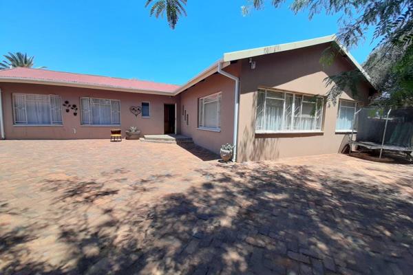 2 Bedrooms, bathroom with shower in bath.
Kitchen with ample cupboards (no stove) and spacious living/dining area.
Paved garden area ...