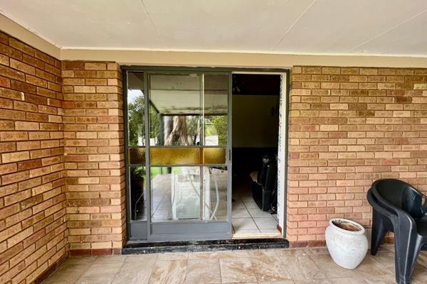 3-Bedroom House for Rent in Lovely Modimolle Neighborhood Near the Golf Estate
Bedrooms:
- 3 spacious bedrooms, each with built-in ...