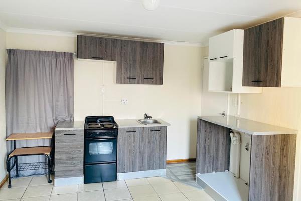 This Batchelor unit is positioned close to UKZN and shopping centres. 

The unit offers a modern fitted kitchen which is open-plan to ...