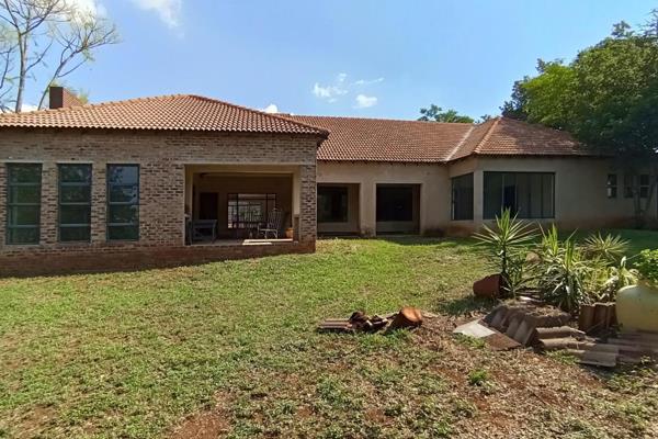 Farm/Smallholding in Raslouw with an erf size of 8565 square meters.The property includes 4 Bedrooms,6 bathrooms of which 1 is ensuite ...