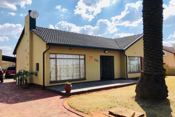 Discover this charming home in Leondale highway. This property features three spacious bedrooms, perfect for families or those seeking ...