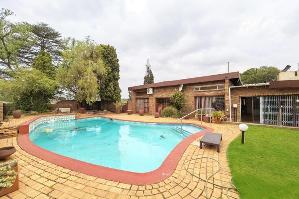 Nestled on an expansive corner stand in the sought-after Parkrand neighbourhood of Boksburg, this charming facebrick family home ...