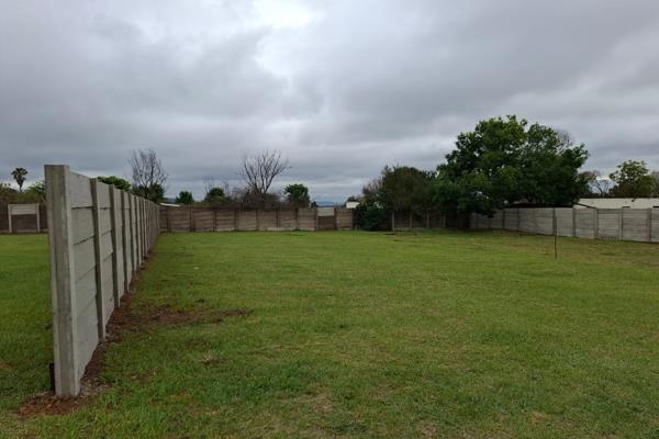 Here is your opportunity to build your dream home.
Perfectly situated in a quiet area
Newly erected precast wall surrounds the ...