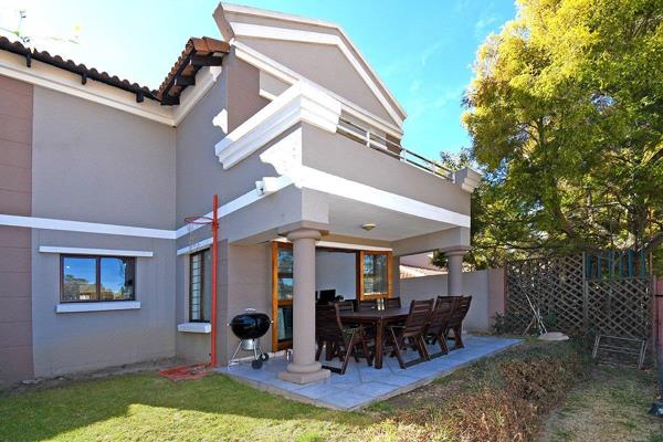 This free standing, spacious, unfurnished double storey fully tiled home has a breath-taking view overlooking Royal Johannesburg Golf ...