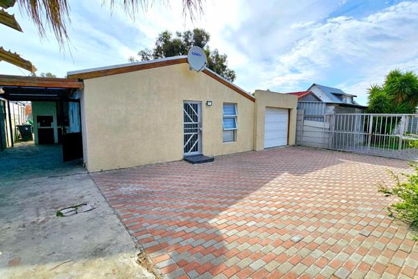 Neat, free-standing, 3-bedroom, family house in Beverly Park.

This newly renovated house has an open plan lounge and kitchen. A ...