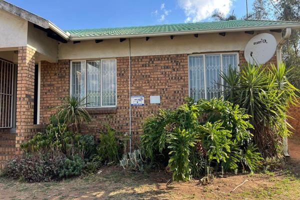 This charming townhouse in Die Heuwel features two cozy bedrooms and a well-appointed bathroom, making it ideal for small families or ...