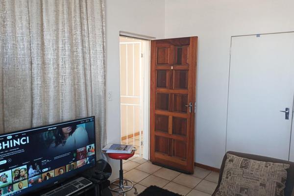 2 bedroom apartment in a small block of 6 units. Boasts 2 well sized bedrooms with built in cupboards,a cosy lounge and kitchen with ...