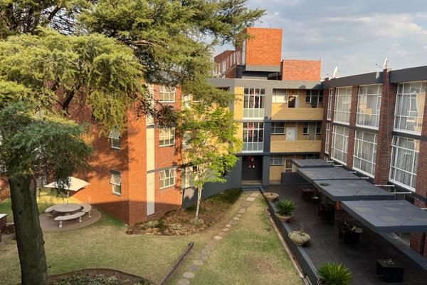 Spacious one and a half bedroom flat in a secure, well maintained apartment building. Communal gardens with braai area. One secure ...