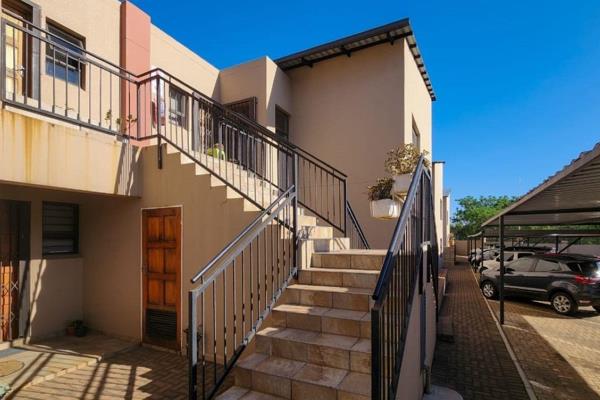 Welcome to modern living in the heart of Melodie, Hartbeespoort! This delightful 2-bedroom, 1-bathroom first-floor apartment offers a ...