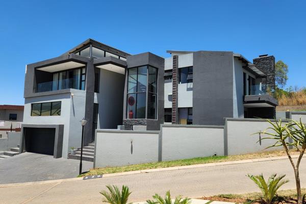 Stunning modern fa&#231;ade with clean lines and minimalist aesthetic!!  Expansive glass windows and stacker doors to allow natural ...