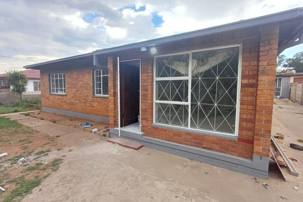 This Property Offers 3 Bedrooms, Livingroom, Beautiful Open Plan Kitchen. Braai Area, Near Schools, Town And Vaal Mall.