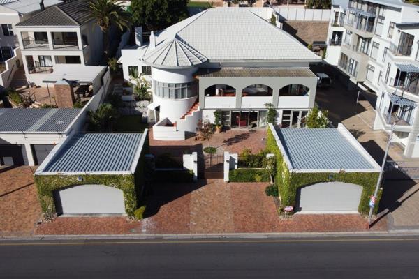 Main Dwelling:
4 Bedrooms + 3 En-Suite Bathrooms + 1 Guest Bathroom.
Kitchen + Laundry + Scullary.
Living + Dining + Braai Room
2 ...